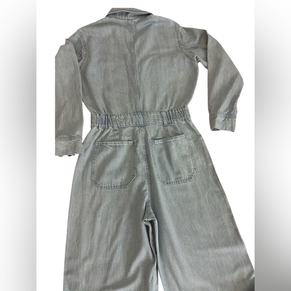 Universal Thread Light Blue Denim Overalls. Perfect for casual occasions. - Picture 6 of 7